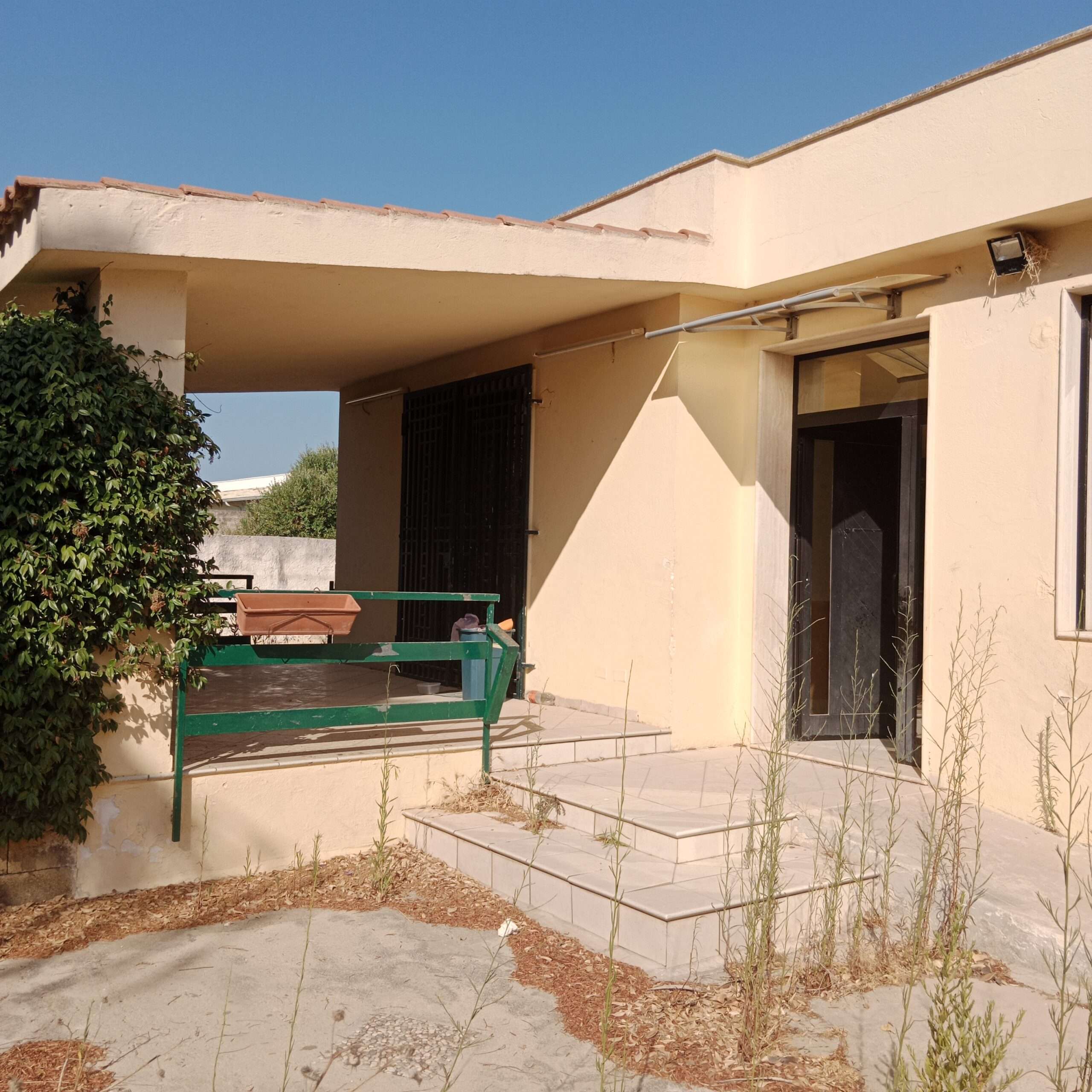 Im Stadtteil Tonnarella, dem beliebten Feriengebiet von Mazara del Vallo, mit dem schönen Sandstrand, befindet sich diese Villa.