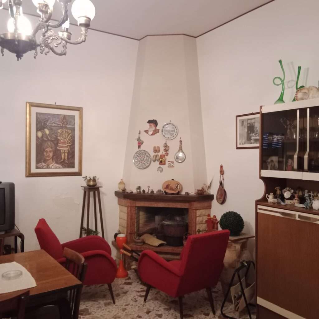 Wohnzimmer mit Kamin