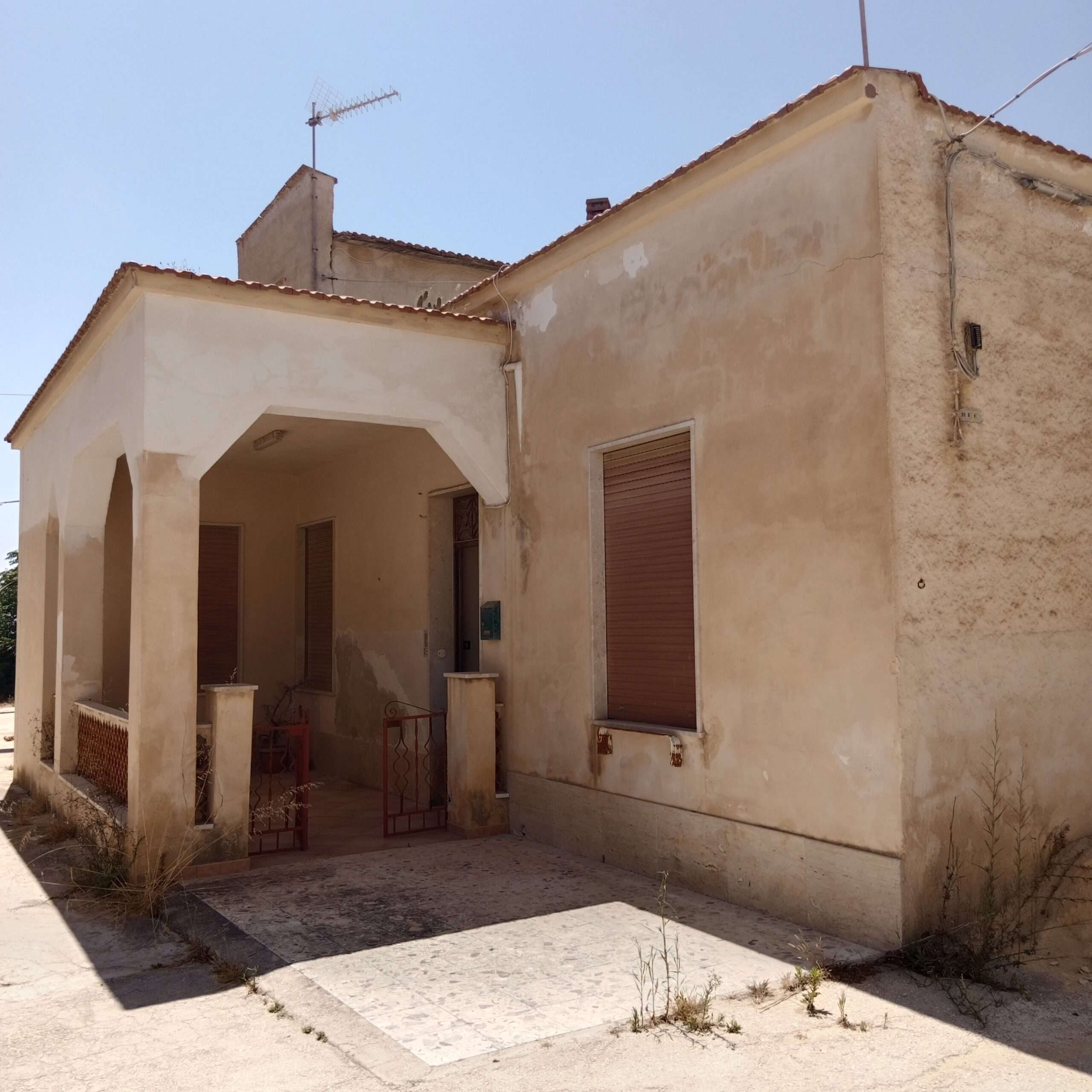Haus am Meer zum Renovieren mit Nebengeb&auml;ude und G&auml;rten